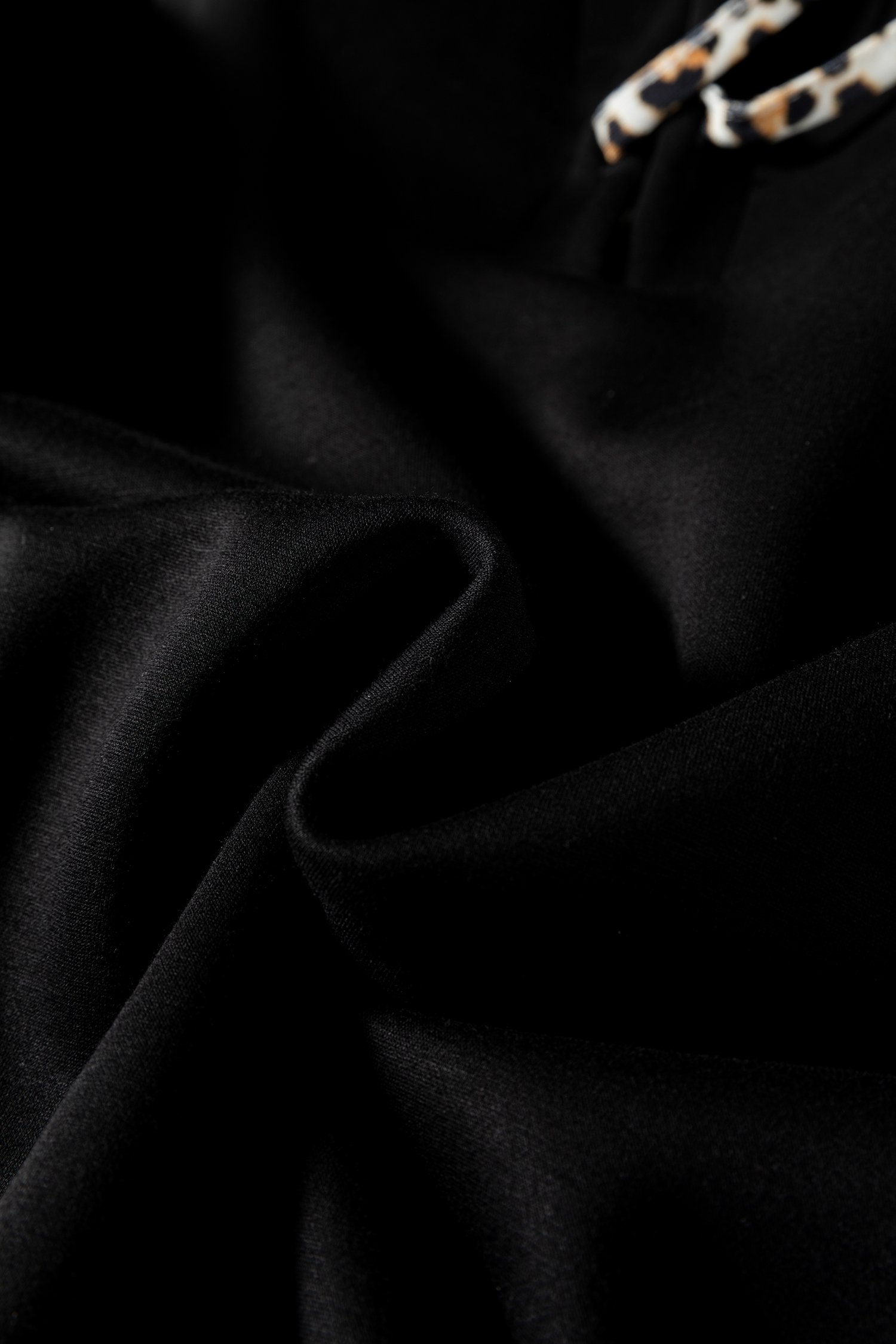 96211687-0908ce8ff92d856b.jpg black leopard contrast drawstring hood drop shoulder loose top