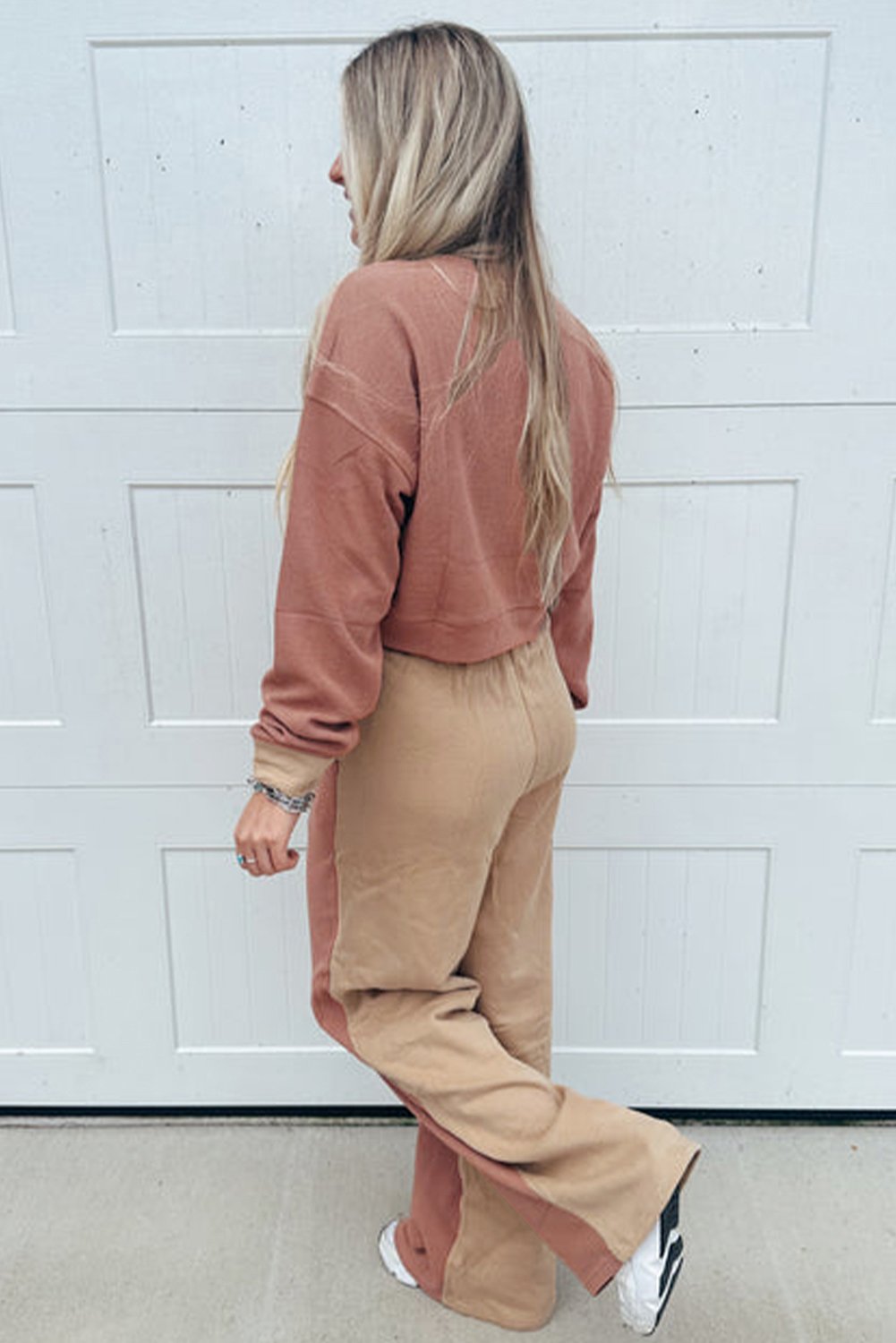 95691673-6e1b38ffc32dac1f.jpg khaki color block long sleeve crop top drawstring pant set