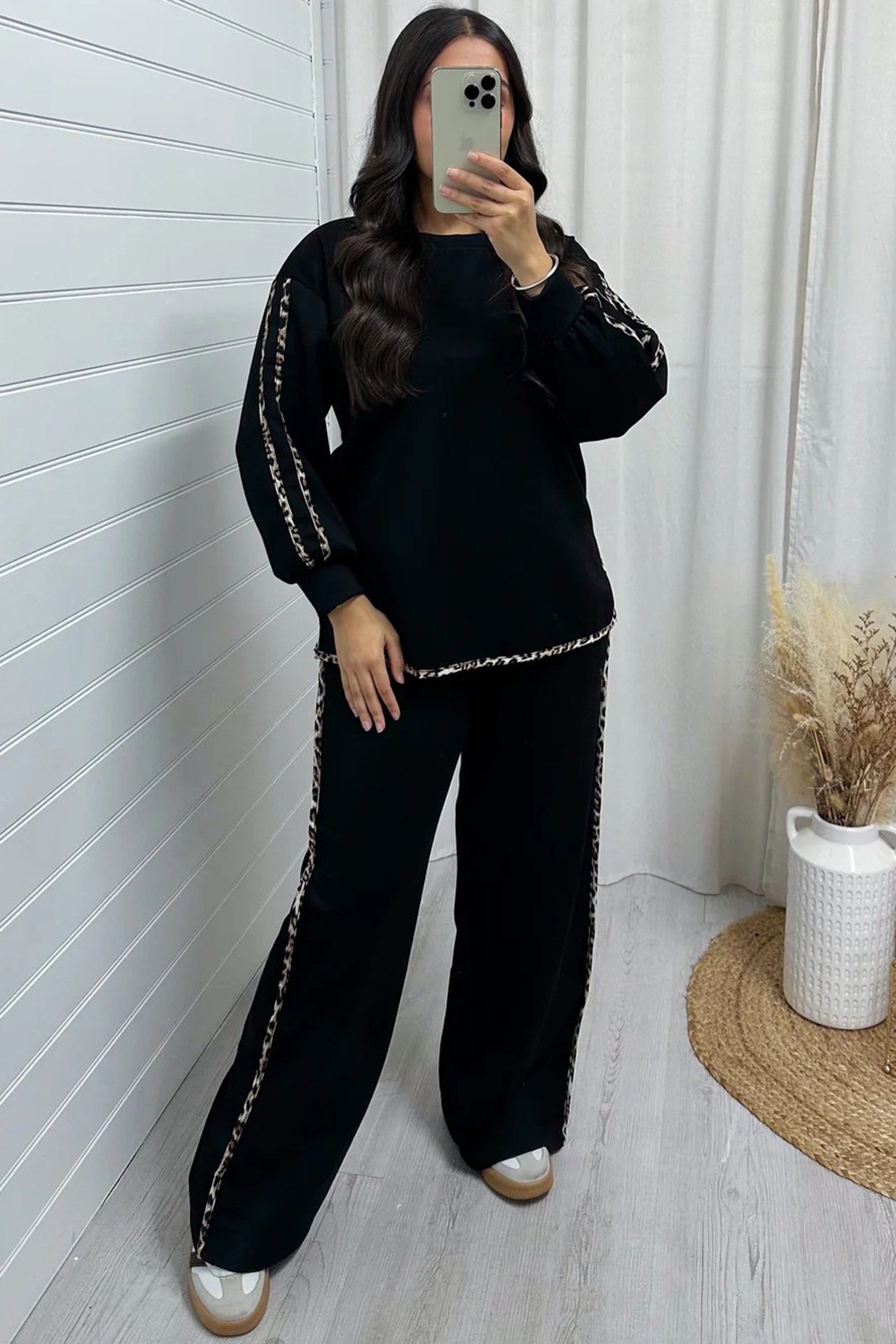 96238988-b235621c3f125b77.jpg black contrast leopard trim casual sweatshirt pant set