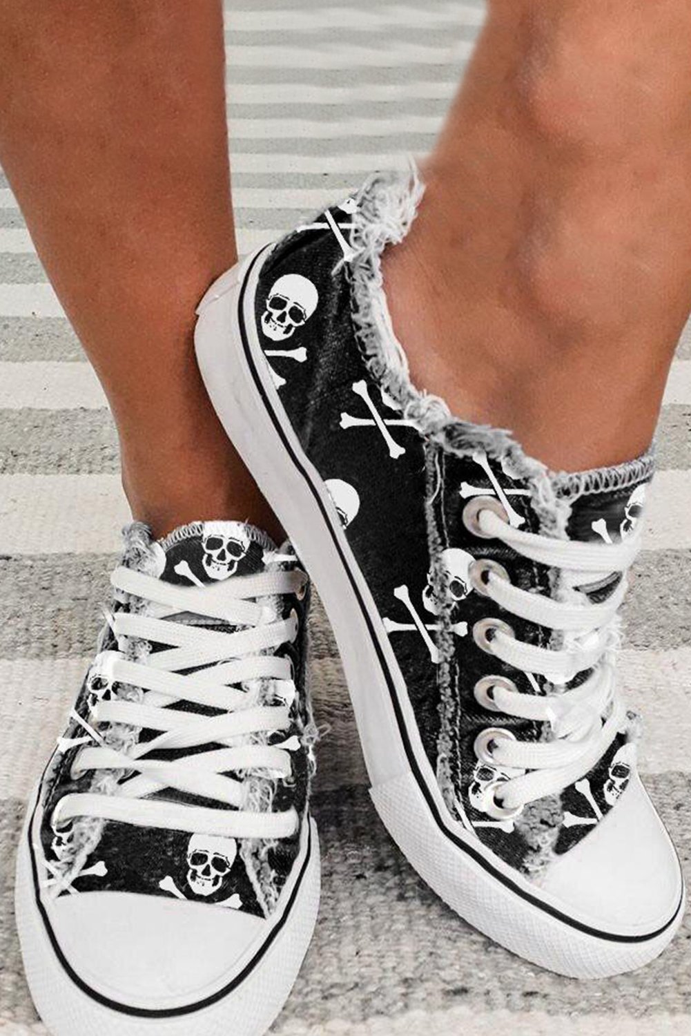 96424528-c20ec47de431656c.jpg black skull print lace up canvas sneakers