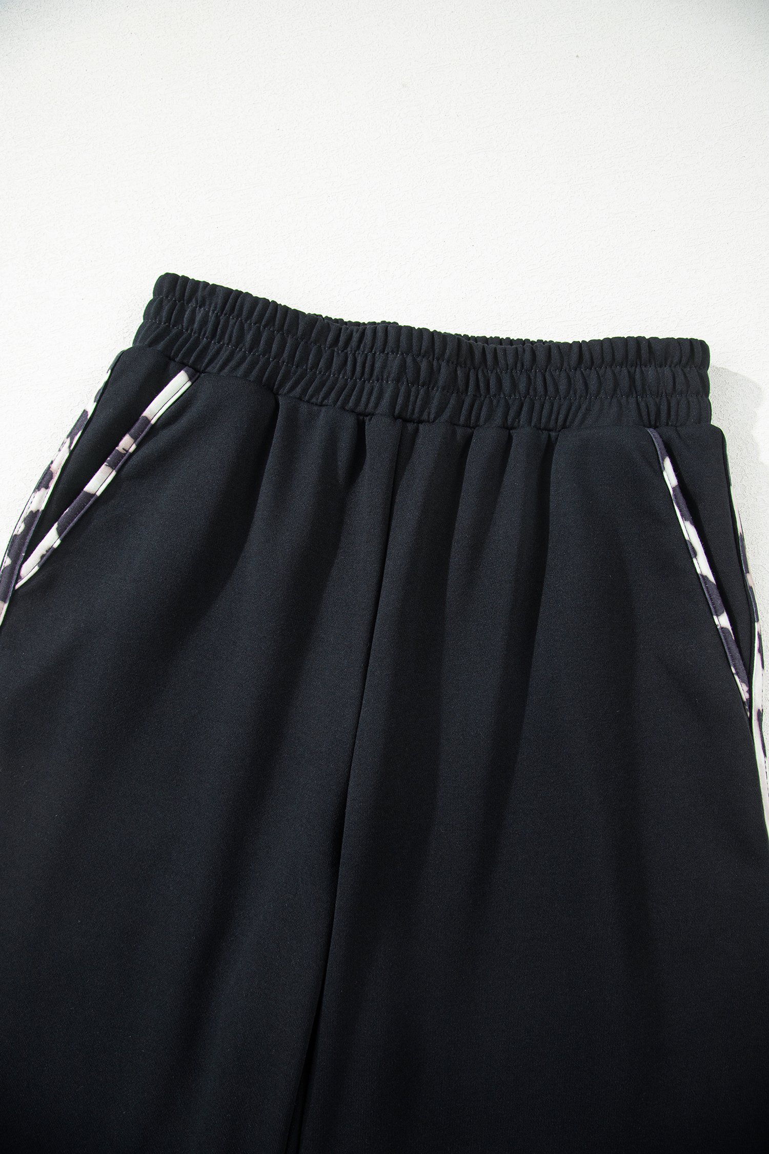 97006719-36857e48db409d2b.jpg black contrast leopard trim casual sweatshirt pant set